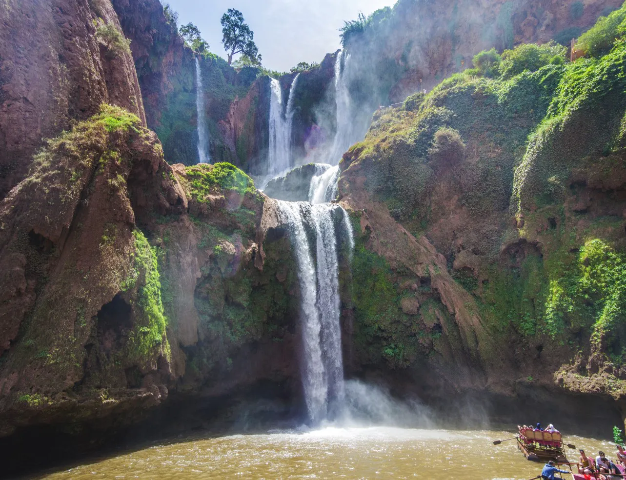 Cascadas rodeadas de greda y áreas verdes cerca de la ciudad de Marrakech