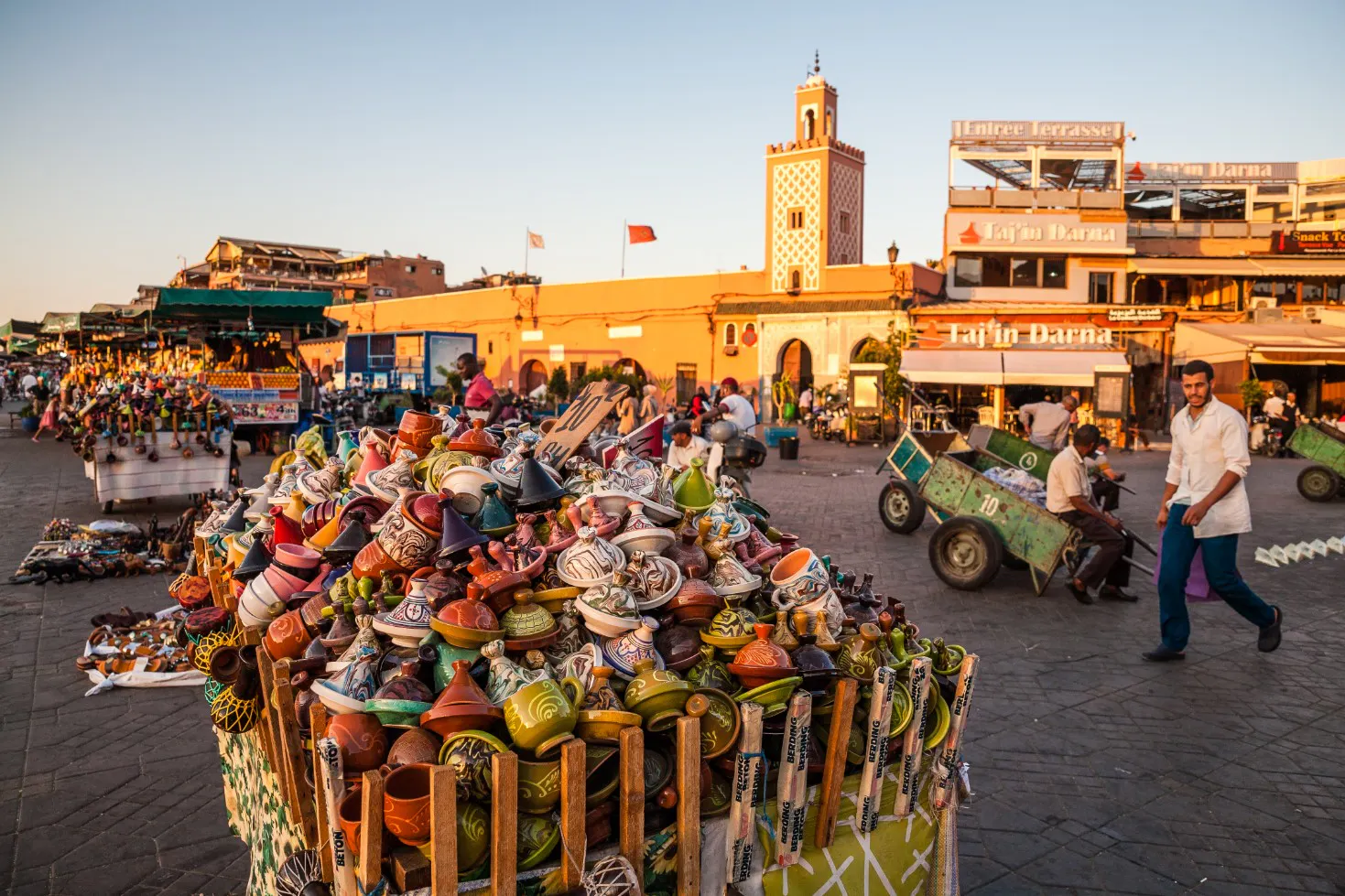 Puesto de cerámicas en la calle de la ciudad de Marrakech