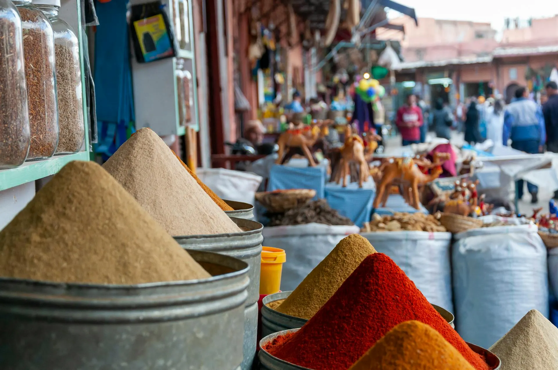 Puesto artesanal con coloridos polvos en Marrakech