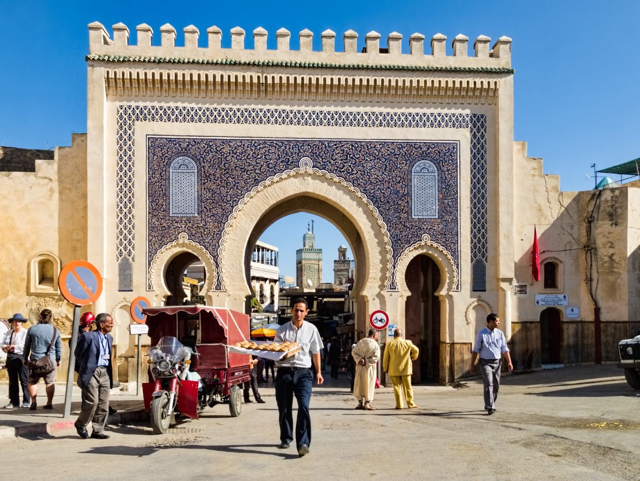 Estructura arquitectónica azul en la ciudad de Fez