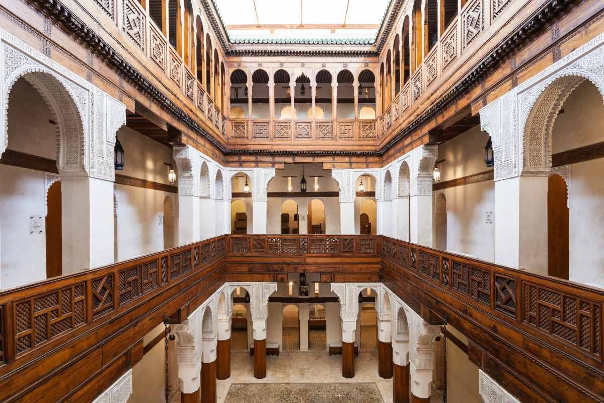 Museo estilo arquitectónico árabe en ciudad de Fez