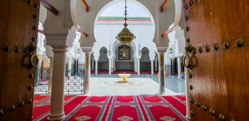 Palacio musulmán color blanco y rojo en la ciudad de Fez en Marruecos