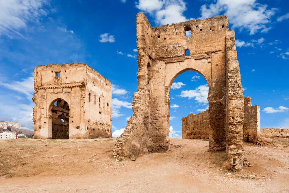 Ruinas árabes en medio del desierto cerca de Fez