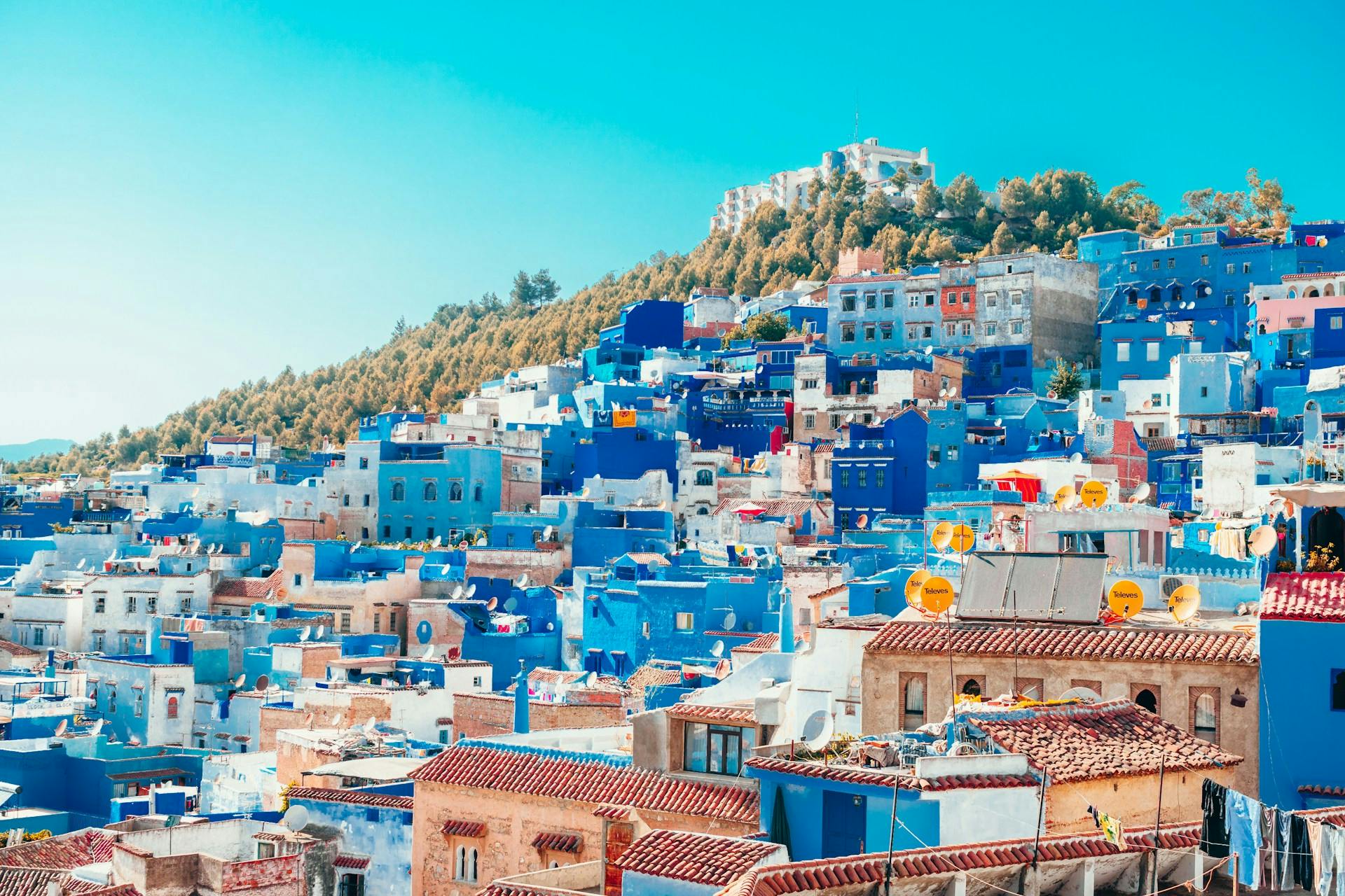 Ciudad con hermosa arquitectura y colores azules cerca de Fez