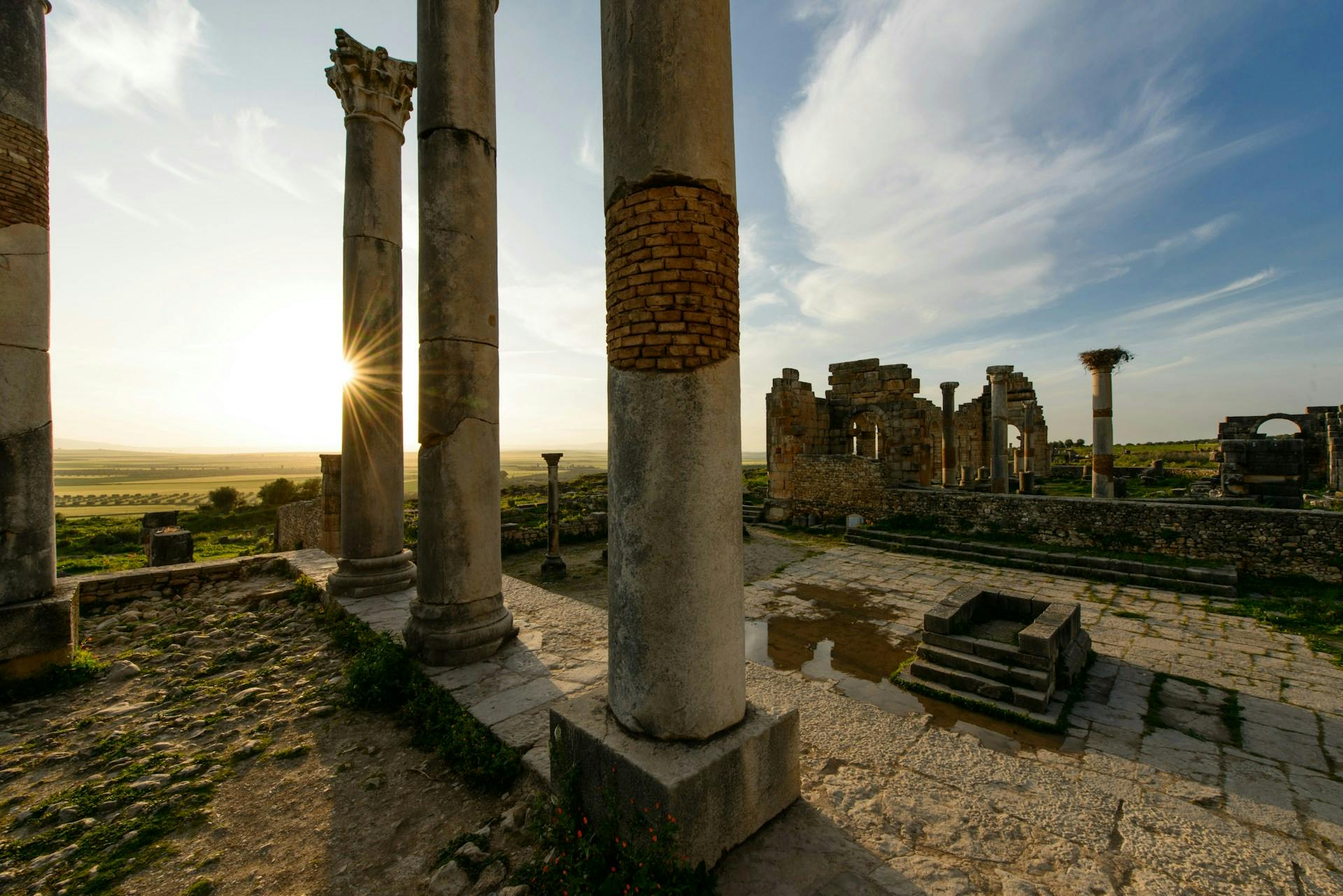 Ruinas al atardecer con columnas romanas cerca de Fez