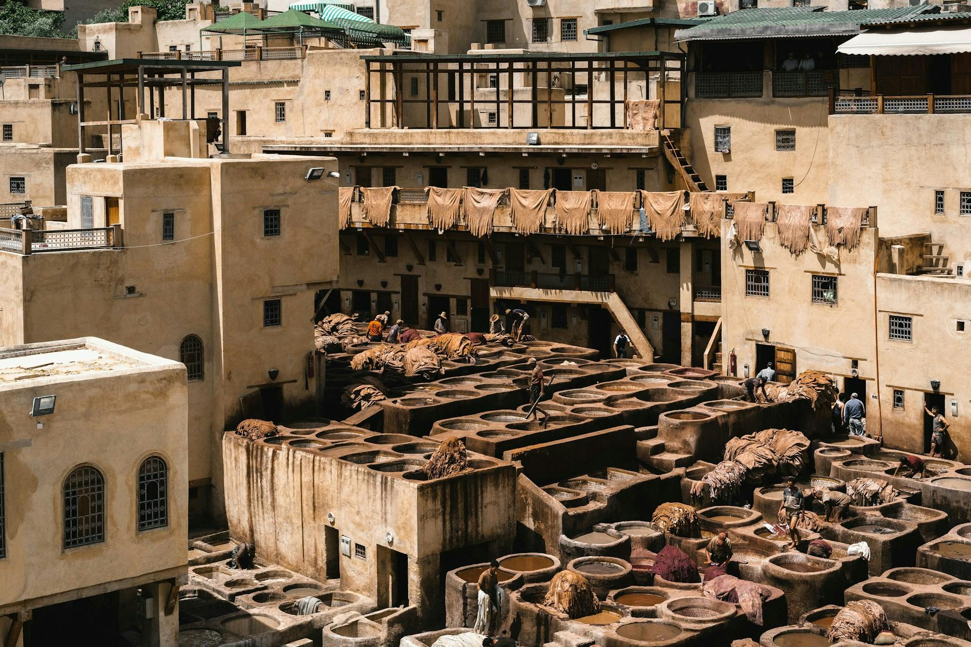 Construcciones de barro estilo árabe cerca de la ciudad Fez