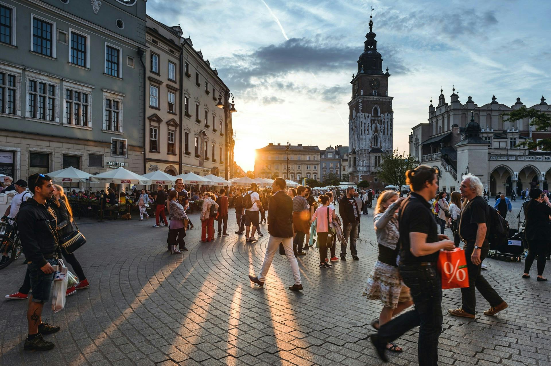 Gente y turistas caminando por plaza en la ciudad de Cracovia