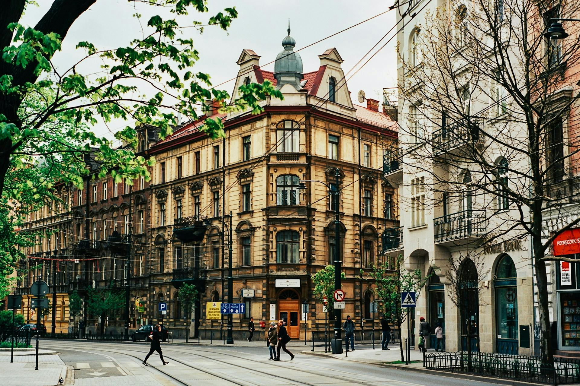 Arquitectura europea y personas caminando en la ciudad de Cracovia