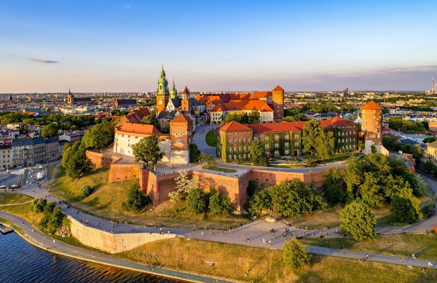 Vista aérea de un gran castillo en la ciudad de Cracovia