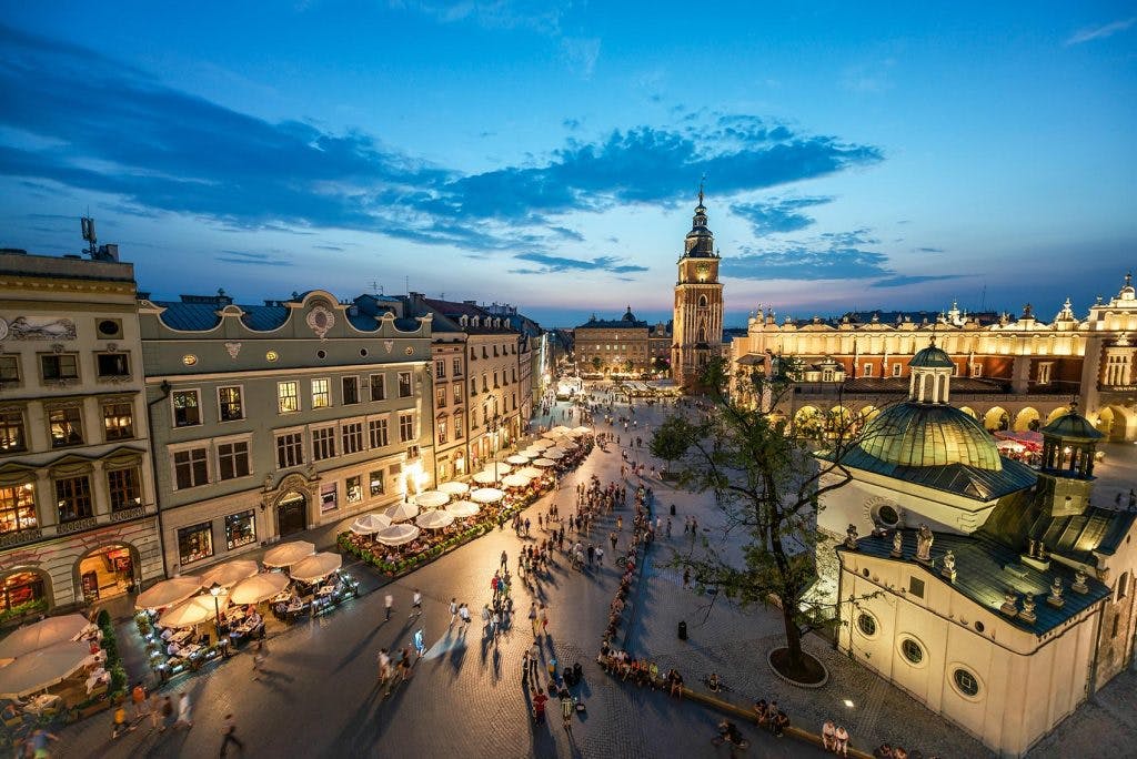 Plaza europea al anochecer en la ciudad de Cracovia