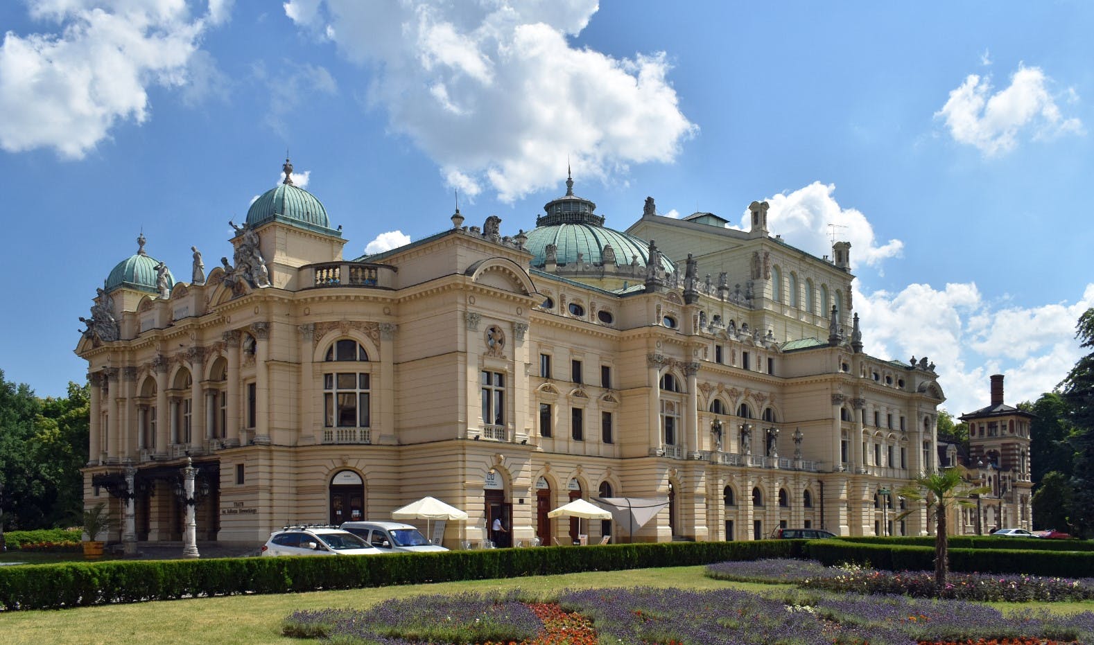 Teatro de arquitectura europea en la ciudad de Cracovia