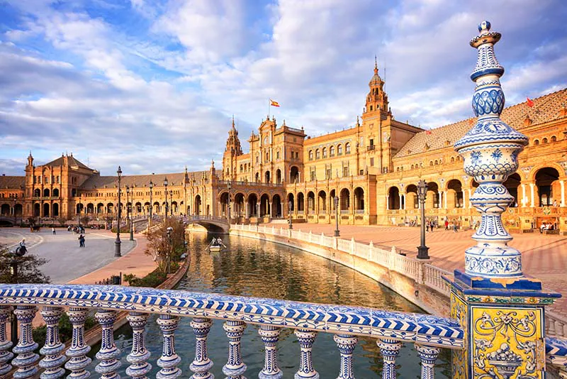 Plaza con arquitectura española en Sevilla