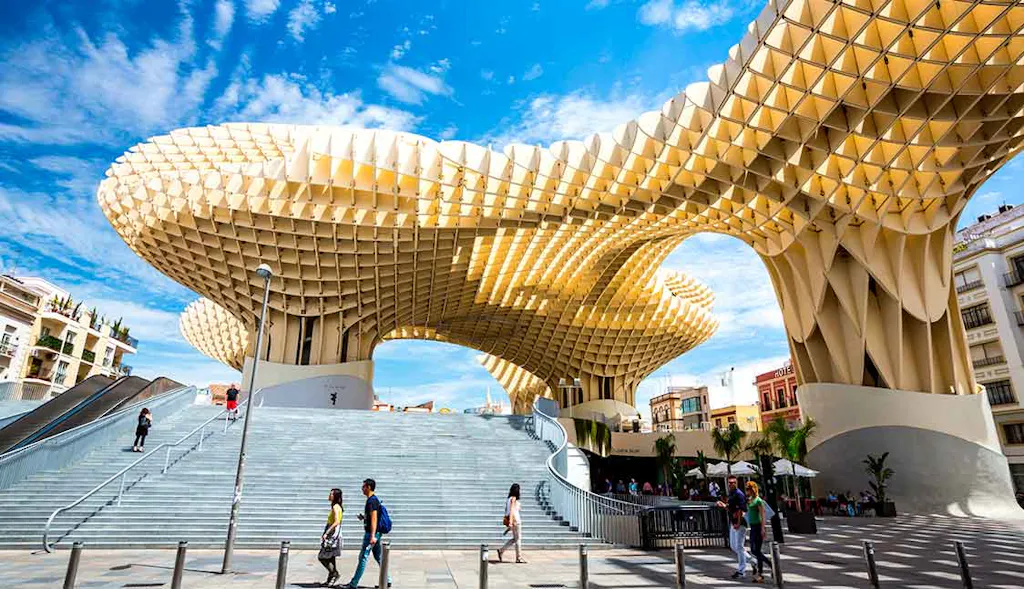 Construcción arquitectónica extraña y única en la ciudad de Sevilla